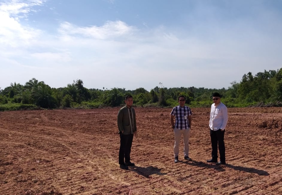 Kabid Cipta Karya Dinas PUPR Kota Dumai Riau Saputra kanan meninjau lokasi rencana pembangunan proyek SPAM Durolis di Dumai baru-baru ini.