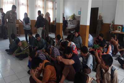 Pelajar yang diangkut Satpol PP Pekanbaru saat jam sekolah.