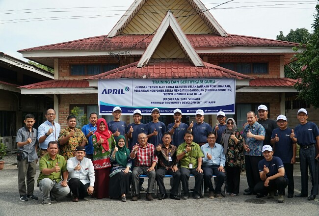 Guru dari tiga SMK mengikuti pelatihan sertifikasi Guru Teknik Alat Berat yang diselenggarakan  PT Riau Andalan Pulp and Paper(RAPP)  di Balai Pelatihan dan Pengembangan Usaha Terpadu (BPPUT) Town Site 2, Pangkalan Kerinci, Kamis (6/2). 