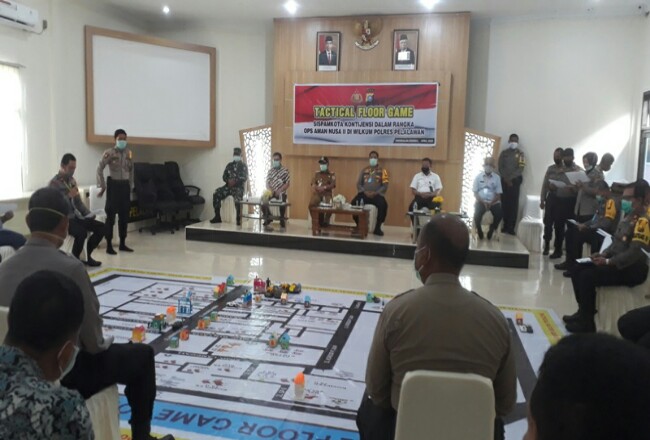 Kapolres Pelalawan, AKBP Hasyim Risohandua, saat menjabarkan simulasi "Tactical Floor Game" di Mapolres Pelalawan, Jumat (17-4). 