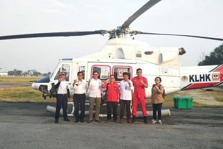 Helikopter untuk water bombing di Riau.