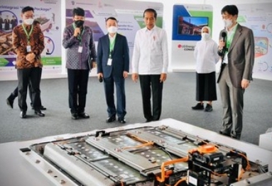 Foto: Presiden Joko Widodo secara resmi memulai tahapan pembangunan industri baterai listrik terintegrasi pada Rabu, 8 Juni 2022, di Kawasan Industri Terpadu Batang (KITB), Kabupaten Batang, Provinsi Jawa Tengah. (Dok: Biro Pers Sekretariat Presiden) 