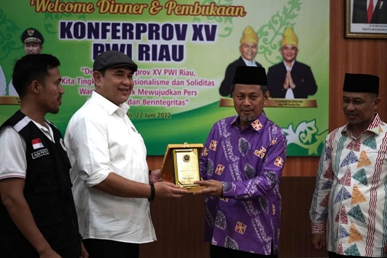 Asisten I Bidang Pemerintahan dan Kesejahteraan Masyarakat, Sekretariat Daerah Provinsi Riau, Masrul Kasmy (kanan) menerima plakat dari Ketua PWI Riau Zulmansyah Sekedang. 