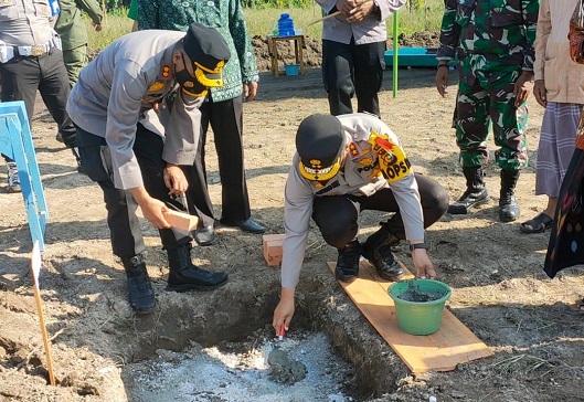 Kapolda Riau Irjen Pol Agung Setya Imam Efendi melakukan peletekan batu pertama pembangunan Pondok Pesantren