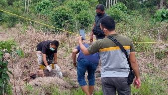 Tim Inafis Polresta Pekanbaru mengevakuasi jasad yang ditemukan di semak-semak Simpang Tiga Pekanbaru