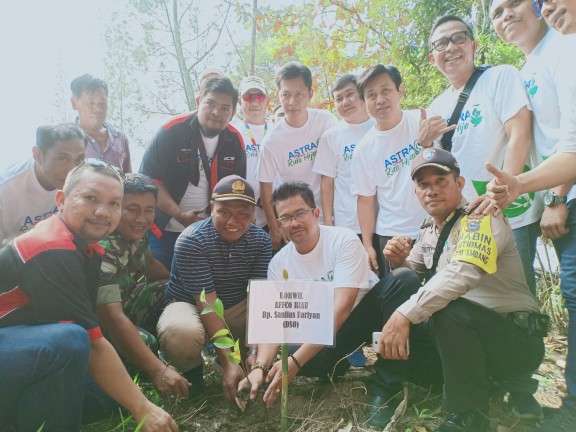Penanaman bibit pohon pelindung di Danau Bandar Khayangan Kelurahan Sungai Ambang Kecamatan Rumbai Pesisir Kota Pekanbaru, Sabtu (19/10/2019). 