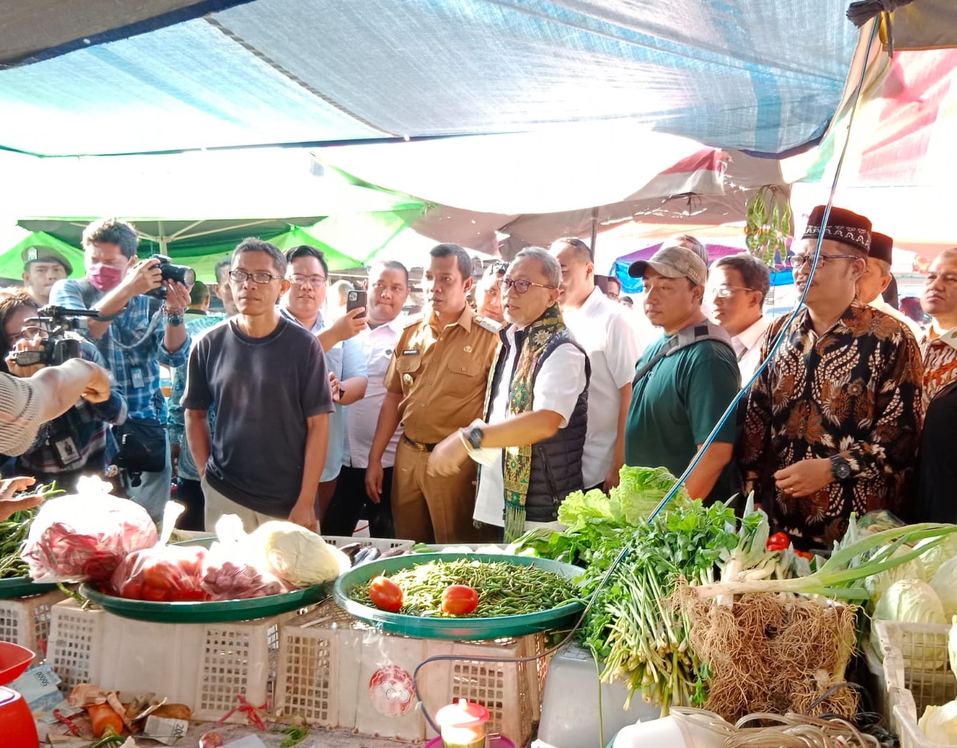Mendag Zulkifli Hasan didampingi Pj Walikota Pekanbaru Muflihun dan jajaran di pasar Cik Puan, Senin (26/9/2022).