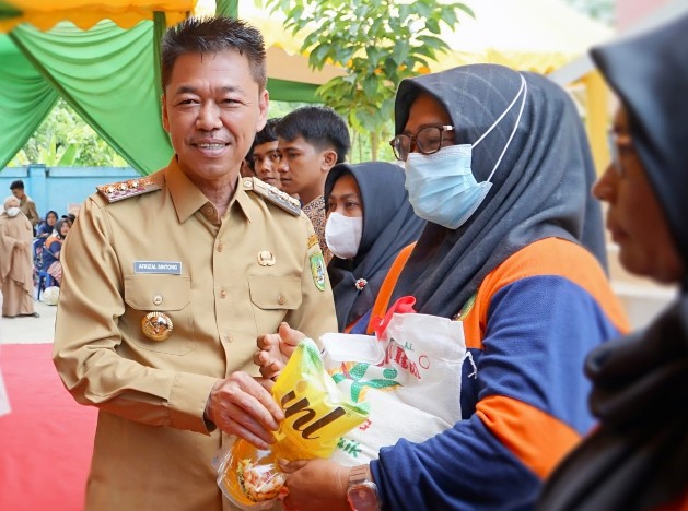 Bupati Afrizal Sintong bagikan sembako untuk petugas kebersihan DLH Rohil (foto/zal)