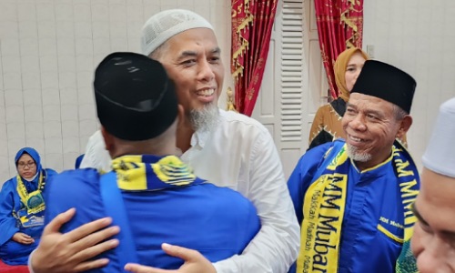 Walikota Dumai H Paisal melepas jemaah umroh Pemko Dumai dari kediamnnya, menuju Medan Sumatera Utara, Kamis (9/3/2023).(foto: bambang/halloriau.com)