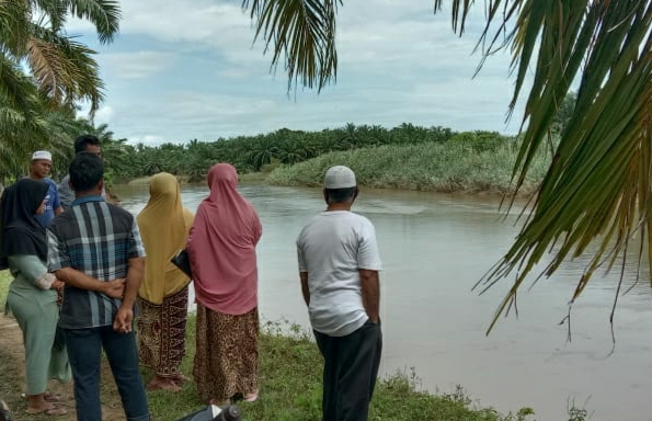 Prosesi pencarian Abdul Karim yang diduga tengelam di Sungai Sosa kawasan Desa Tingkok Kecamatan Tambusai saat memancing.
