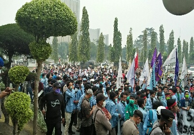 Unjuk rasa mahasiswa Unri dan IMM di Kantor Gubernur Riau.