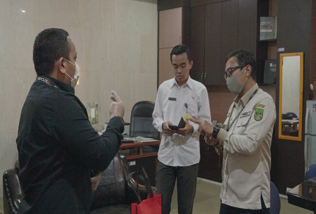 Telkomsel memberikan perangkat Call Center CloudX untuk mendukung layanan komunikasi di RSK Corona Batam yang diterima langsung oleh Bapak Azril Apriansyah selaku Kepala Dinas Komunikasi dan Informatika Pemerintah Kota Batam (kanan).