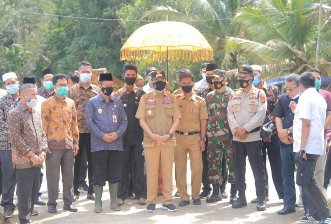 Gubri Syamsuar didampingi pejabat Provinsi Riau, Pjs Bupati Rohul Masrul Kasmy, kunker ke Rokan Koto, bagi masker graris bersempena Hari Kesehatan Nasional 56 tahun 2020.
