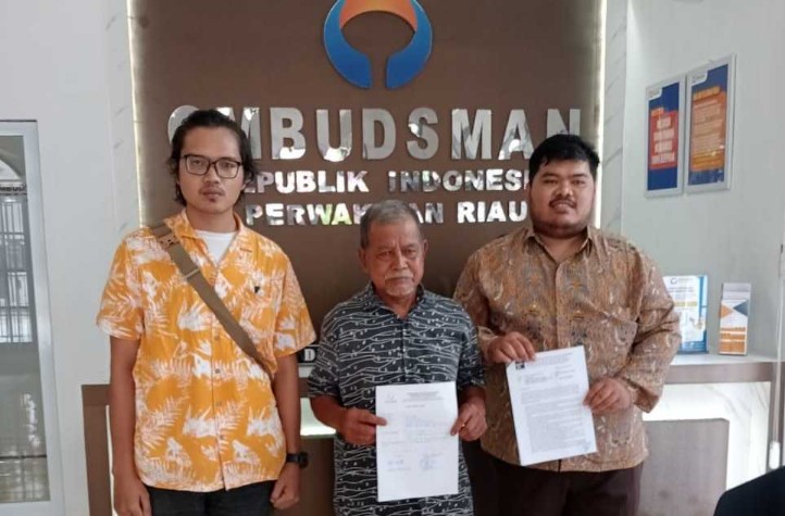 Seorang warga, Atan Keok, mengadukan nasib anaknya terancam tak sekolah akibat sistem zonasi ke Ombudsman Perwakilan Riau (foto/rinai)