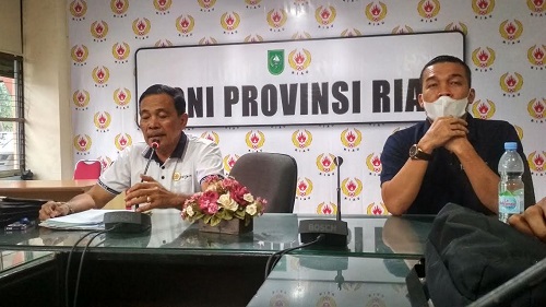 Ketua Tim Penjaringan dan Penyaringan Calon Ketua KONI Riau, Zulkifli Indra didampingi anggota Chairul Fahmi.