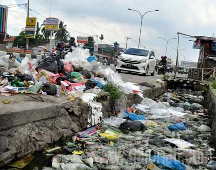 ilustrasi tumpukan sampah yang berserakan di pinggiran Jalan Soebrantas