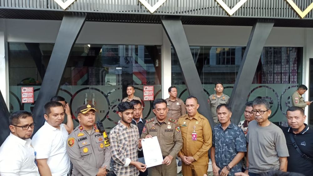 Satpol PP Pekanbaru segel Axelle Pub and KTV.(foto: mcr)