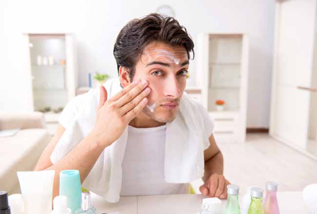 Bersihkan wajah secara rutin agar kulit wajah jadi cerah.