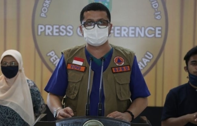 Indra Yovi saat konfrensi pers di posko gugus covid-19 Riau.