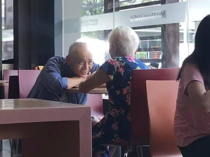 Foto viral pria tua menatap istrinya dengan penuh cinta ini bikin kagum (Foto: Facebook Al Oliver Reyes Alonzo)