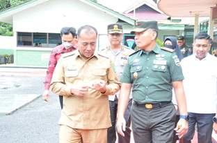Wabup Junaidi Rachmat bersama Danrem 031 Wirabima Brigjen TNI Parlindungan Hutagalung (foto/ist)