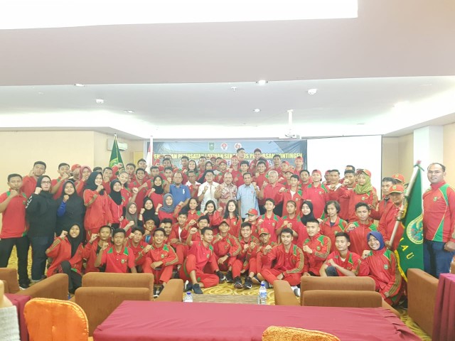 Kadispora Riau, H Doni Aprialdi foto bersama atlet kontingen Popnas XV.
