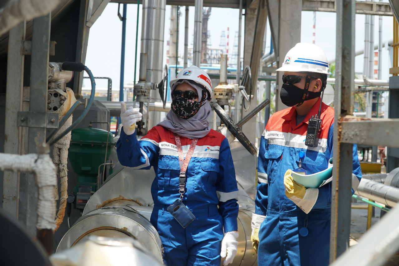 Di tengah Pandemi Covid-19 pegawai Pertamina tetap bekerja memenuhi kebutuhan pasokan minyak Nasional.