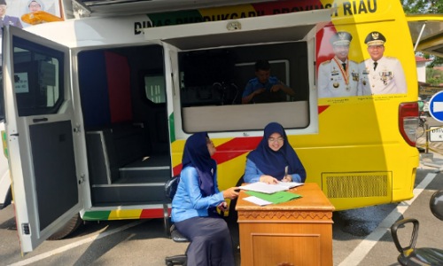 Tak ada anggaran, Bus Adminduk Keliling hanya ngetem di Kantor Disdukcapil Pekanbaru.(foto: rahmat/halloriau.com)