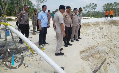 Bupati Kuansing, Suhardiman beserta Kapolres AKBP Pangucap Priyo mengecek lokasi pekerja PETI tewas tertimbun longsor (foto/ultra-halloriau)