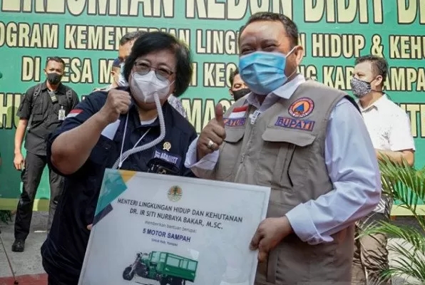 Foto bersama Bupati Kampar Catur Sugeng Susanto dengan Menteri KLH saat menerima bantuan sepeda motor sampah dari kementerian lingkungan hidup 