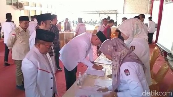 Gubernur Sumbar, Mahyeldi saat mendaftar Bacaleg di KPU Sumbar.(foto: detikcom)
