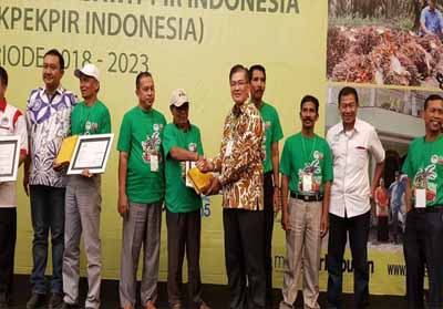 Perwakilan KUD Dayo Mukti dan KUD Karya Mukti menerima penghargaan yang diserahkan oleh Dirut PTPN V, Mohammad Yudayat baru-baru ini. 