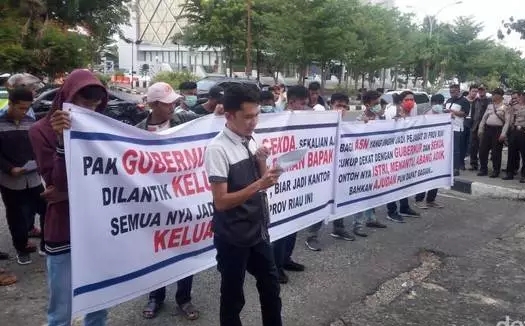 Massa Demo Kantor Pemprov Terkait Keluarga Gubernur Riau Duduki Jabatan Eselon. FOTO: detikcom
