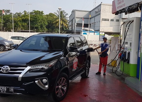 ilustrasi pengisian Pertamina DEX disalah satu SPBU