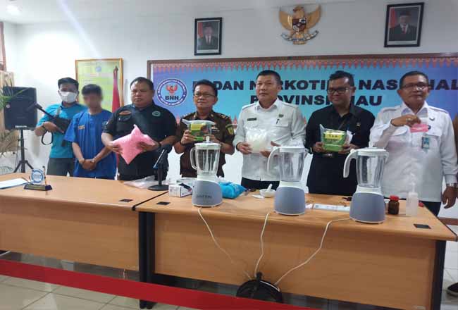 Tersangka dan barang bukti yang diamankan BNN Riau.