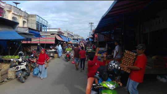 Aktivitas di Pasar Mandau.
