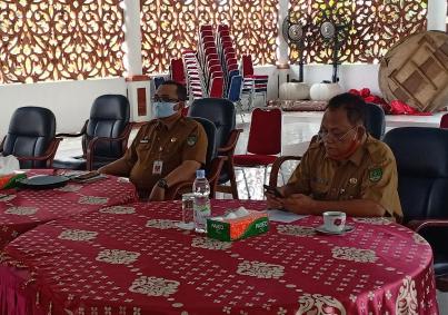 Asisten I M.Zaki bersama Kadiskominfo Rohul Yusmar, ikuti Webiner mewujudkan masyarakat produktif dan aman Covid- 19 serta mensinergikan adaptasi kebiasaan baru di Provinsi Riau ditaja Korem 031/WB.