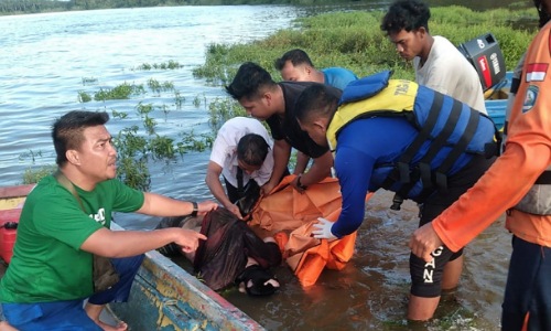Tim SAR gabungan saat mengevakuasi jasad korban tenggelam di Sungai Kampar kawasan Pulau Cinta.(foto: bayu/halloriau.com)