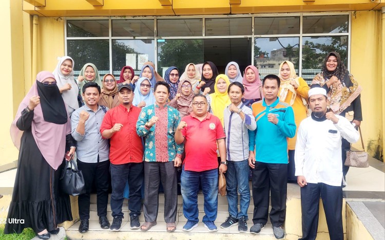 Eko Wibowo, Ketua ASN PPPK 2022 Provinsi Riau bersama guru honorer usai pertemuan di Gedung PGRI Riau (foto/ist)