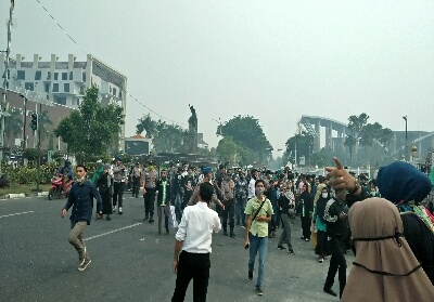 Massa dari HMI demo di depan kantor Gubernur Riau yang beujung ricuh.