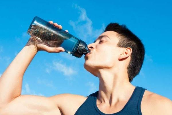 Minum air putih bagus untuk meningkatkan imun tubuh.