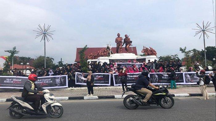 Aksi damai depan Gedung Daerah Riau.(foto: tribunpekanbaru.com)