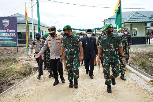 Pangdam I Bukit Barisan Mayor Jendral TNI Hasanuddin meresmikan Komando Distrik Militer 0322/Siak, dan sekaligus melantik Letkol Inf Faisal Efendi menjadi Dandim Siak. 