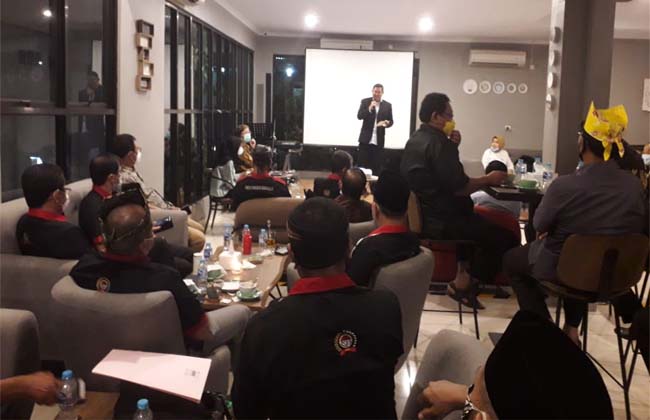 Pertemuan antara Forum Pembauran Kebangsaan (FPK) Provinsi Riau dengan Polisi Daerah (Polda) Riau di Kafe Gege Jalan Gajah Mada Pekanbaru, Senin (19/10/2020). Kegiatan ini terapkan protokol kesehatan yang ketat.
