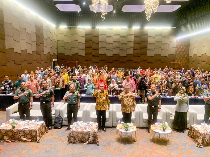 Direktur Kepatuhan dan Manajemen Risiko Bank Riau Kepri Syariah (BRK Syariah), Fajar Restu Febriansyah bersama Pemimpin Divisi Sekretariat Perusahaan, Edi Wardana, menghadiri Rapat Koordinasi Akselerasi Penyediaan Pangan yang diselenggarakan oleh Dinas Pangan