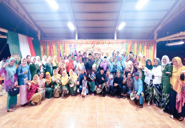   Anggota IKMR berfoto bersama seusai kegiatan Malam Budaya yang bertajuk “ Dendang Melayu, Resah Hilang Senyum pun Datang” pada Senin malam (16/12/2019).