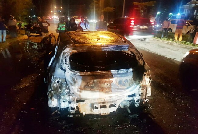 Kondisi mobil yang terbakar di Jl Soekarno-Hatta, tak jauh dari RS Eka Hospital, Pekanbaru. Foto: Riaupos
