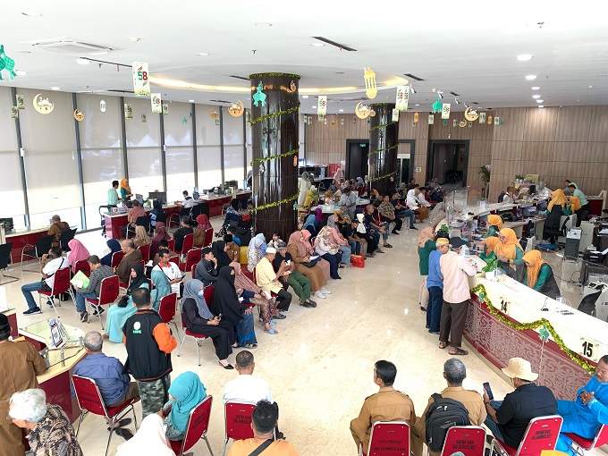 Antrean layanan BRK Syariah membludak, nasabah dapat manfaatkan ATM untuk penarikan tunai.