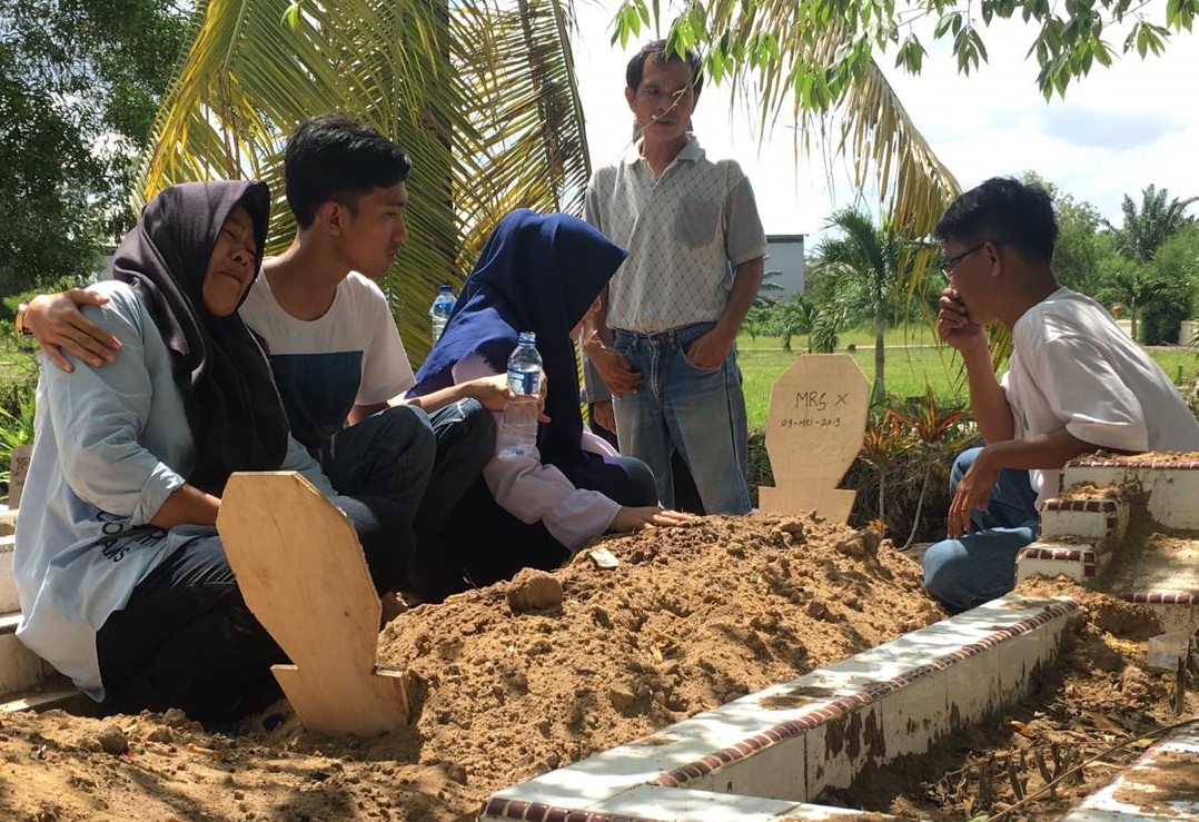 Keluarga berziarah ke kuburan korban di pemakaman umum Margasarana Bagan Besar Kota Dumai