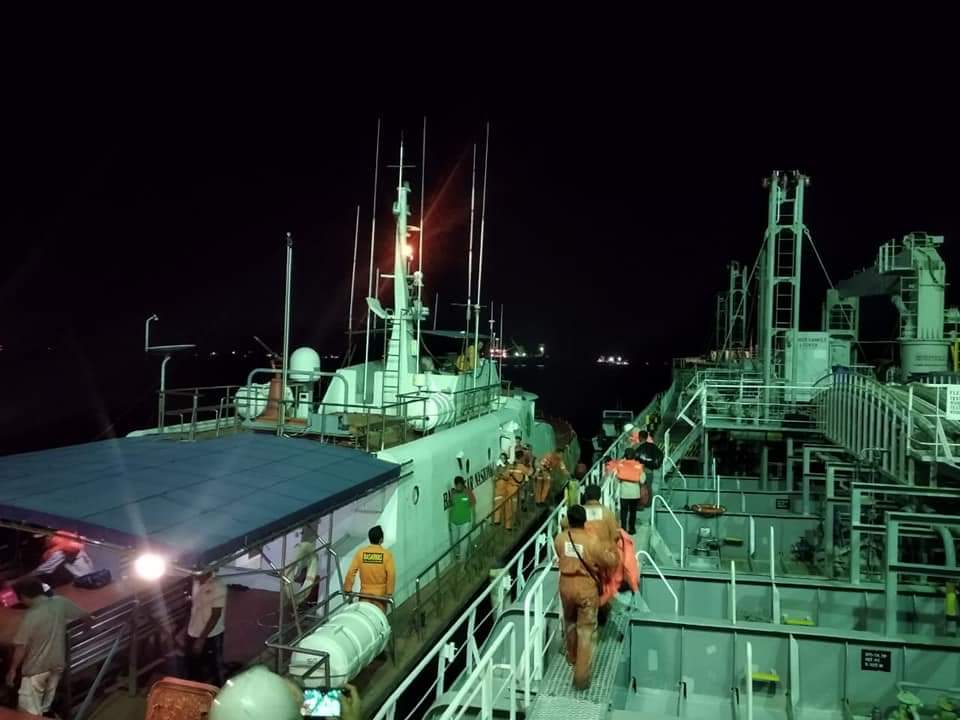  Kapal Negara (KN) 218 Basarnas Pekanbaru saat mengevakuasi ABK KM Bahari Indah 5 yang tenggelam di hantam gelombang di selat morong Senin kemarin.   